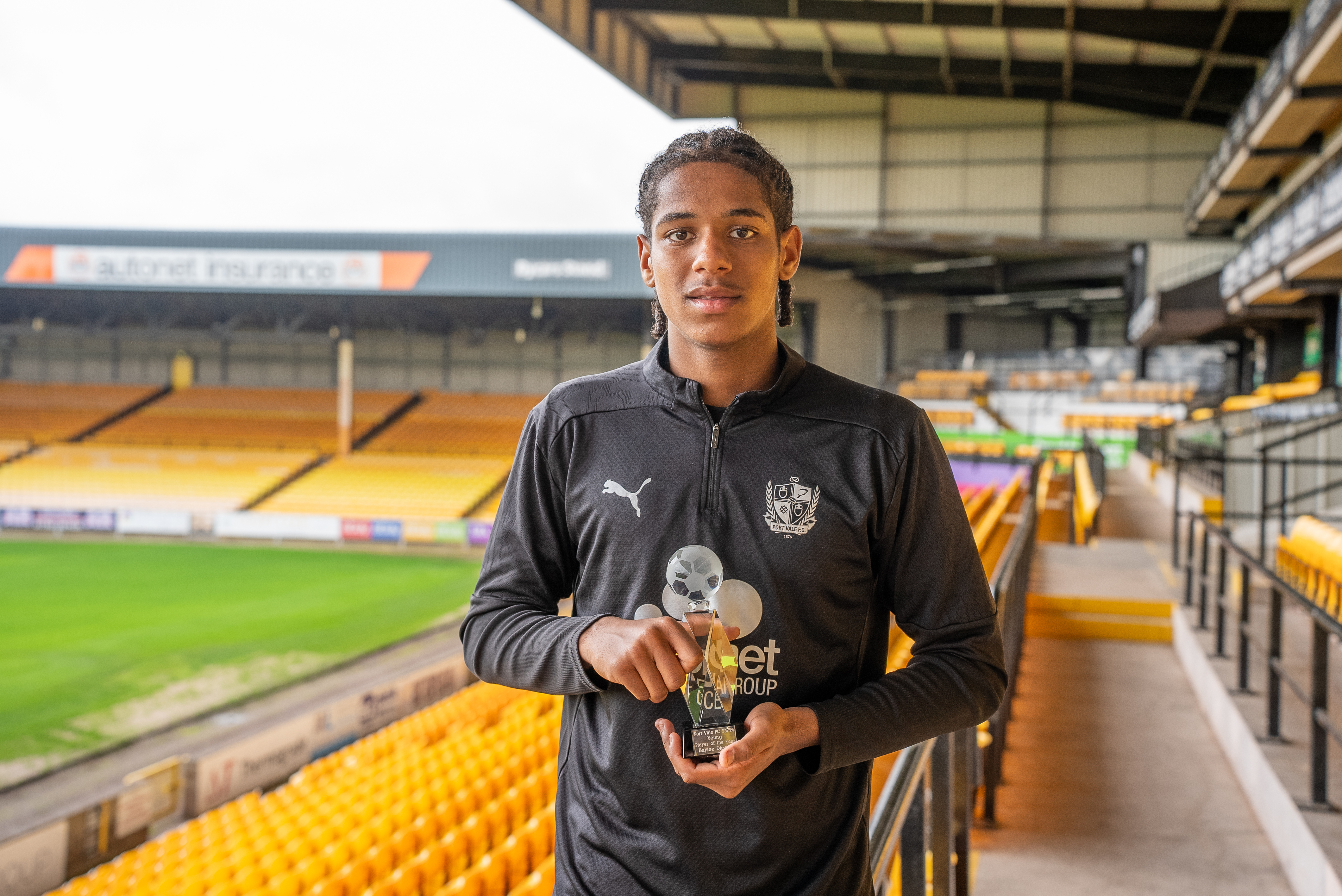 Baylee Dipepa holding the 2023/24 Young Player of the Season award