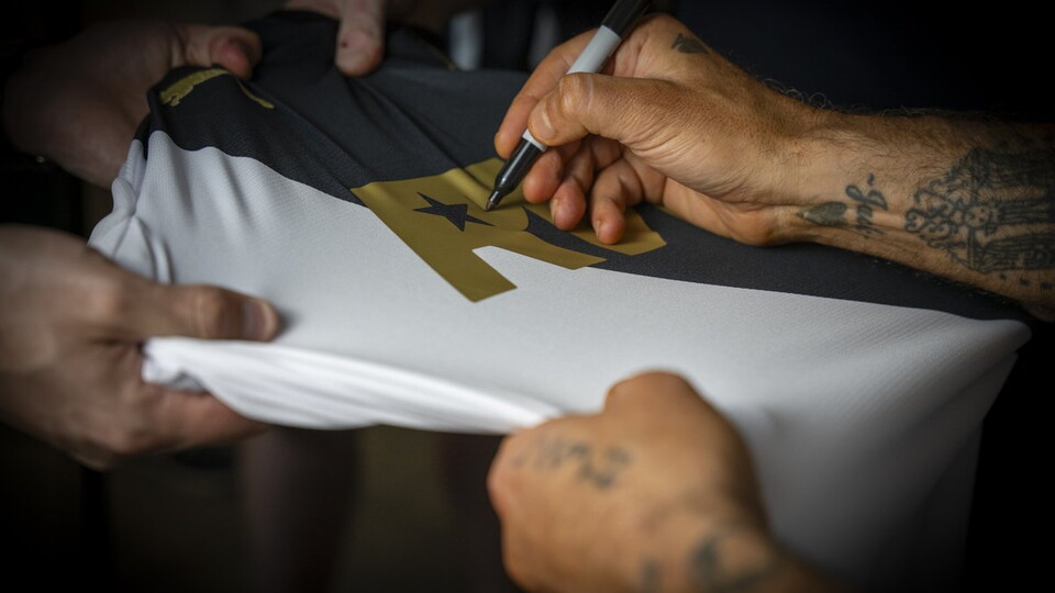 RW shirt signing